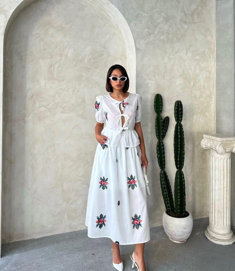 Çiçek nakışlı beyaz alt üst takım