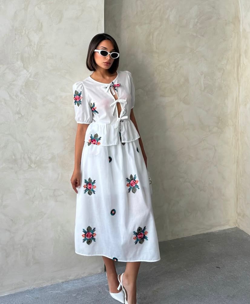 Çiçek nakışlı beyaz alt üst takım