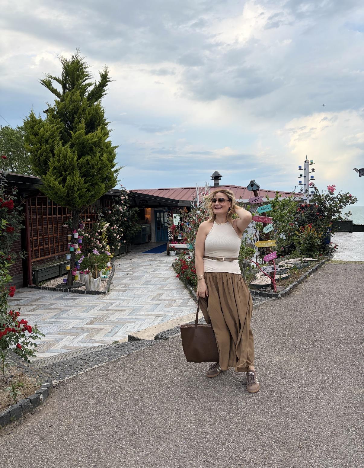 Beli Kemer Detaylı Halter Yaka Elbise
